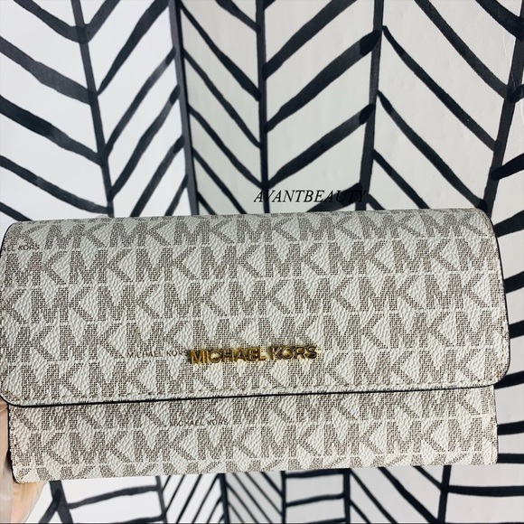 🔸 Michael kors jetset travel large trifold wallet